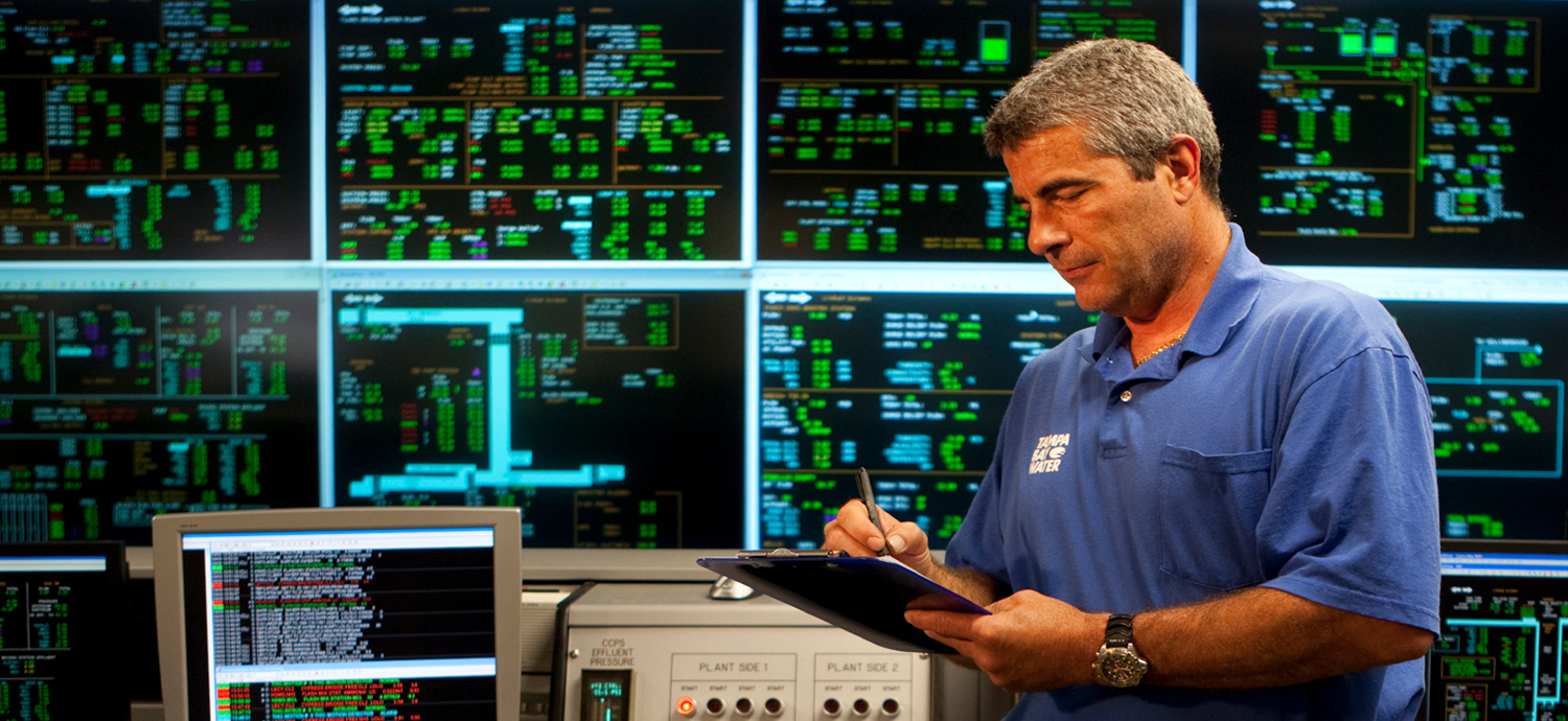 Operator in SCADA room