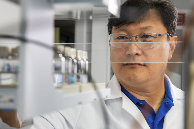 Scientist setting up autosampler for the measurement of taste-and-odor-causing compounds in water